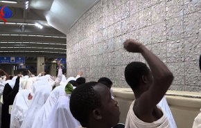 شاهد.. حجاج بيت الله يرجمون الشيطان 
