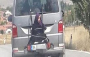 شاهد.. أب تركي يعرض ابنته للخطر على طريق سريع !!