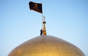 برافراشته شدن پرچم سیاه بر فراز گنبد حرم امام رضا(ع)
