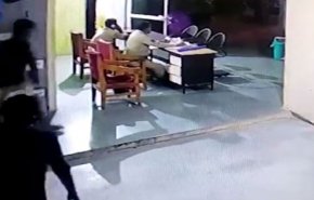 شاهد لحظة هجوم سجين على شرطيين بفأس!!
