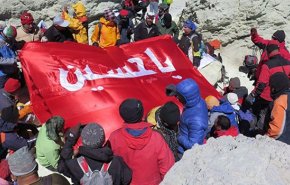 رفع راية مرقد الامام الحسين (ع) في اعلى قمة جبلية في ايران
