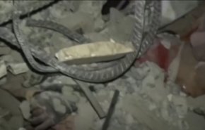 شاهد..كيف طحنت غارة سعودية اسرة واحدة وحولتها لاشلاء بين الانقاض