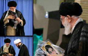 بوسه رهبر انقلاب بر پیراهن شهید خردسال اهواز + عکس