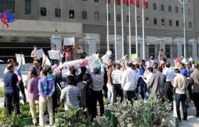 مخالفان لایحه CFT مقابل مجلس تجمع کردند