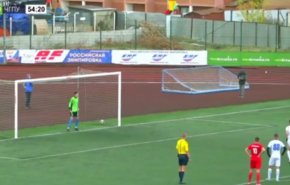 شاهد لاعب كرة قدم يسجل ركلة جزاء على طريقة 