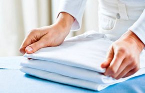 حيلة بسيطة للتخلص من تجاعيد الملابس!!