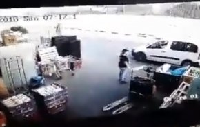 شهرک‌نشین صهیونیست، 2 کارگر فلسطینی را با خودرو زیر گرفت+فیلم