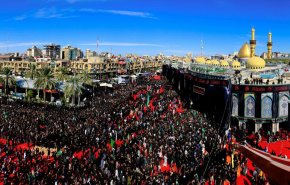 شاهد بالفيديو.. أعلام دول مختلفة رفعها زائرون في كربلاء المقدسة