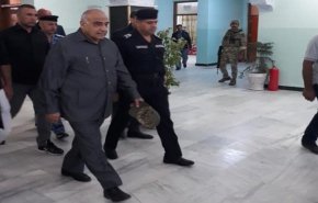 رئيس الوزراء العراقي يشارك الزائرين سيراً على الأقدام