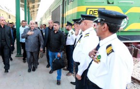 رئيس وزراء العراق يشارك الزائرين سيراً على الأقدام في محور بابل
