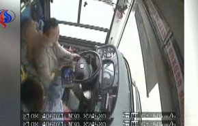 ویدیوی تکان‌دهنده از لحظه سقوط اتوبوس از پل در چین