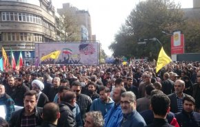 سیل جمعیت همچنان به سمت لانه جاسوسی سابق آمریکا در حرکت است