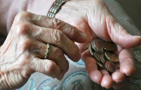 عجوز ارتكبت 700 عملية سرقة 