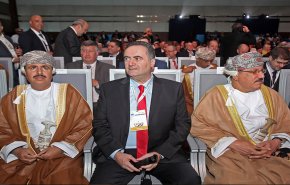 شاهد: وزير الاستخبارات الاسرائيلي يرقص بالسيف في مسقط!