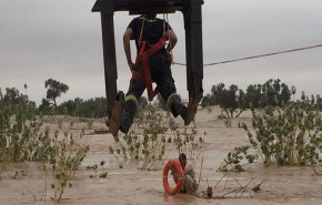 شاهد.. لحظات انقاذ مسنة علقت بسيول القريات في السعودية 