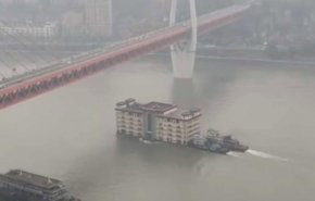 مبنى ضخم يعبر نهرا ويثير دهشة السكّان