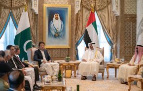 بن زايد يبحث مع رئيس الوزراء الباكستاني العلاقات الثنائية