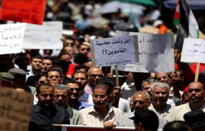 بالفيديو.. الرزاز يلقى نفس مصير سلفه بعد اقرار قانون الضريبة
