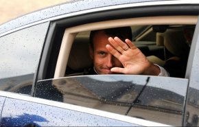 پرتاب تخم مرغ به سمت مانوئل ماکرون! + فیلم
