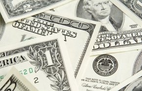الدولار يتراجع مع هبوط عوائد السندات الأمريكية