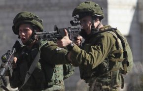 بالصورة..مراسل قناة المنار يستفز جنود الإحتلال من مسافة الصفر!