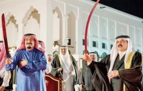 الملك يرقص العرضة ودماء اليمنيين وخاشقجي لم تجف بعد