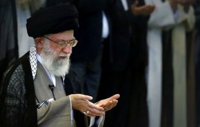 رهبر انقلاب بر پیکر آیت الله شاهرودی نماز اقامه می کنند