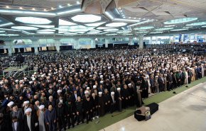 تصاویر اقامه نماز مقام معظم رهبری بر پیکر مرحوم  آیت الله هاشمی‌شاهرودی