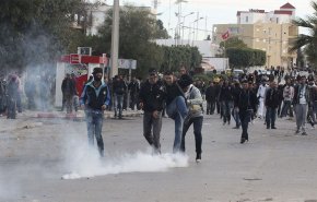 تواصل الاحتجاجات على خلفية انتحار صحفي في تونس