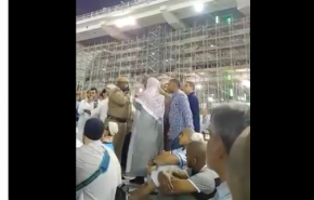 شاهد/ عراك بالأيدي بين مُعتمر وأحد أفراد الأمن داخل صحن الحرم المكي