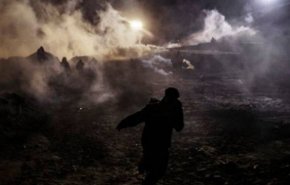 شاهد.. اطلاق الغاز المسيل للدموع على مهاجرين حاولوا دخول أمريكا