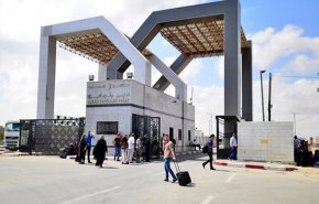 کارمندان تشکیلات خودگردان از گذرگاه رفح خارج می‌شوند