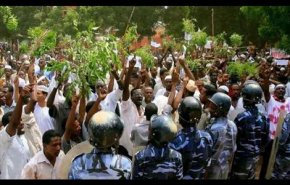 ادامه اعتراضات در سودان و شعارهای سیاسی معترضین