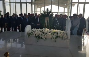 حضور ظریف بر سر مزار رئیس جمهور فقید عراق
