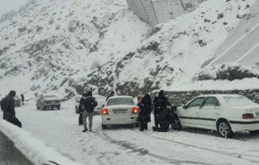 بارش برف سنگین محور کرج - چالوس را مسدود کرد
