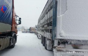 شاهد فيديو صادم لشاحنة عالقة في ثلوج على ارتفاع 3 أمتار