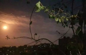 اوضح فيديو لتصدي الدفاعات الجوية لصواريخ إسرائيلية 