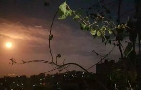 شلیک بی امان پدافند سوریه به طرف موشک‌های اسراییلی + فیلم