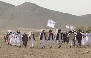 بالفيديو..طالبان تفجر مقراً عسكرياً وجلست تساوم مع المبعوث الاميركي