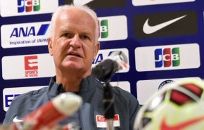 بعد اسبوعين من إقالته .. مدرب المنتخب السوري الألماني يفجرها!