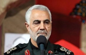 حضور بدون تشریفات سردار قاسم سلیمانی در حرم امام رضا (ع) + عکس
