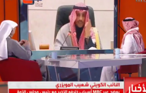 شاهد.. إعلامي كويتي يمسح الأرض بـ