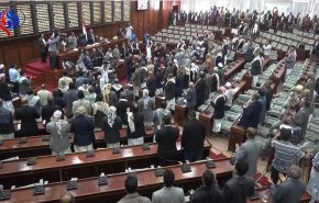 محلل سياسي: هذا هو السبب الحقيقي لعقد البرلمان اليمني في الخارج 