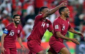 الإمارات تحتجز بريطانيا ارتدى قميص قطر في كأس آسيا!