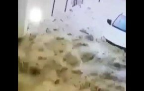شاهد/لحظة مروعة لتجريف السيول احد المنازل بالمدينة المنورة 