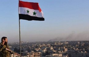رفع العلم السوري في الطبقة بعد انسحاب رتل للاحتلال الأميركي
