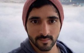 شاهد/ ولي عهد دبي يحلق بزي حديدي في السماء 