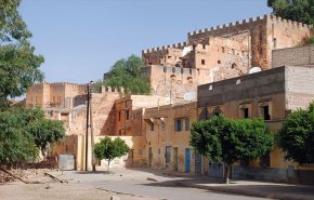 سكان قرية يفشلون حفل زفاف لشابين مثليين