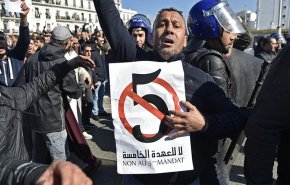 شاهد: معارضو بوتفليقة يطلقون شعار لا للعهدة الخامسة