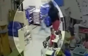 مشهد مروع لمعلمة تجردت من إنسانيتها أمام طفلة صغيرة+فيديو